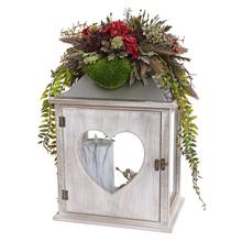 Smútočná väzba s dekoratívnou lampou a kvetinovou aranžmánom.