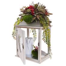 Smútočná väzba s dekoratívnou lampou a kvetinovou aranžmánom.