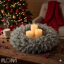 Zasnežený vianočný veniec z čečiny s priemerom 63 cm.