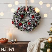 Vianočný veniec so šiškami a bobuľami.