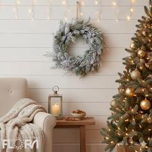 Osnežený veniec z čečiny s prírodnými detailmi.