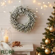 Zelený osnežený veniec z čečiny.