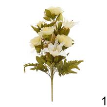 Kytica umelých kvetov s ľaliami a jesennými ružami.