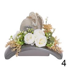 Smútočná väzba s ružovými kvetmi a zelenými listami.