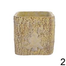 Cementový kvetináč v tvare štvorca s motívom stromčeka.