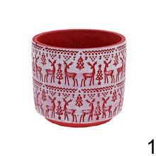 Obal na kvetináč s vianočným motívom sobov a stromčekov.