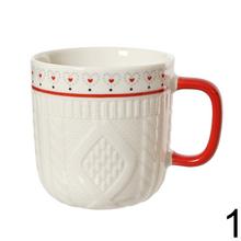 Porcelánové šálky s vianočným vzorom a červeným uchom.