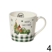 Porcelánové šálky s vianočnými motívmi autíčok.