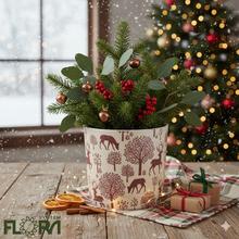 Vianočný obal s lesným motívom v červenej farbe.