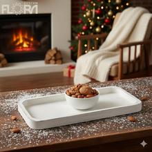 Biela drevená tácka s rozmermi 40x17x2,2 cm.