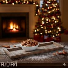 Hnedo-biela drevená tácka s rozmermi 55x18x2 cm.