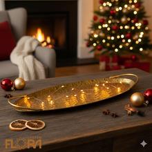 Oválna zlatá tácka s rukoväťami.