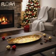 Oválna zlatá kovová tácka s rukoväťami.