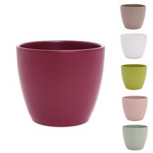 Sada keramických obalov na kvety v rôznych farbách.