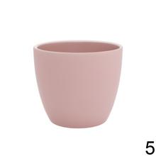 Sada keramických obalov na kvety v rôznych farbách.