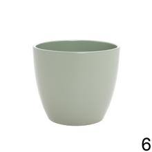 Sada keramických obalov na kvety v rôznych farbách.