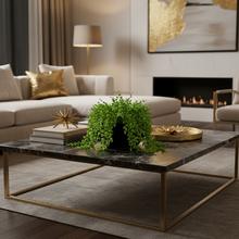 Jednofarebný keramický obal v čiernej farbe.