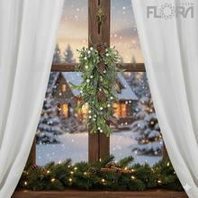 Umelý záves s tujou, krušpánom, šiškami a bielymi bobuľkami.