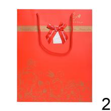 Darčeková taška s ornamentom v zlatej farbe.