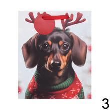 Vianočná papierová taška s obrázkami psov v sviatočných oblečkoch.