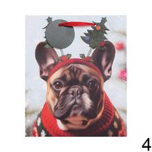 Vianočná papierová taška s obrázkami psov v sviatočných oblečkoch.