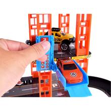 Poschodové parkovisko s výťahom a autíčkami.