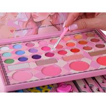 Veľká sada na líčenie s kozmetikou a šperkami pre dievčatá.