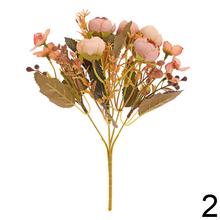 Kytica ranunculus s drobnými kvetmi a zeleňou, mix farieb.