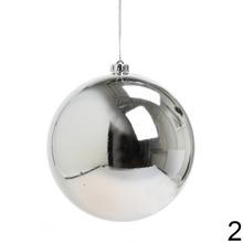 Strieborná plastová vianočná guľa s lesklým a matným povrchom.