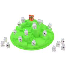 Arkádová hra s balancujúcimi zajačikmi na zelenom podklade.