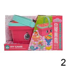 Modrý košík s usmievavou tvárou a zeleným držadlom.