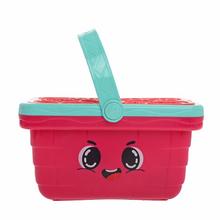 Modrý košík s usmievavou tvárou a zeleným držadlom.