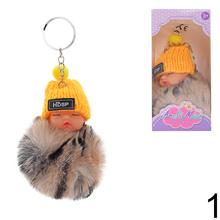 Prívesok babatko s rôznymi farbami čiapok a kožušinou.