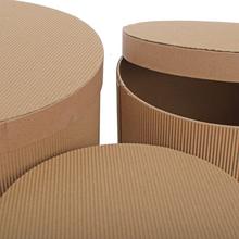 Sada okrúhlych hnedých krabíc rôznych veľkostí.