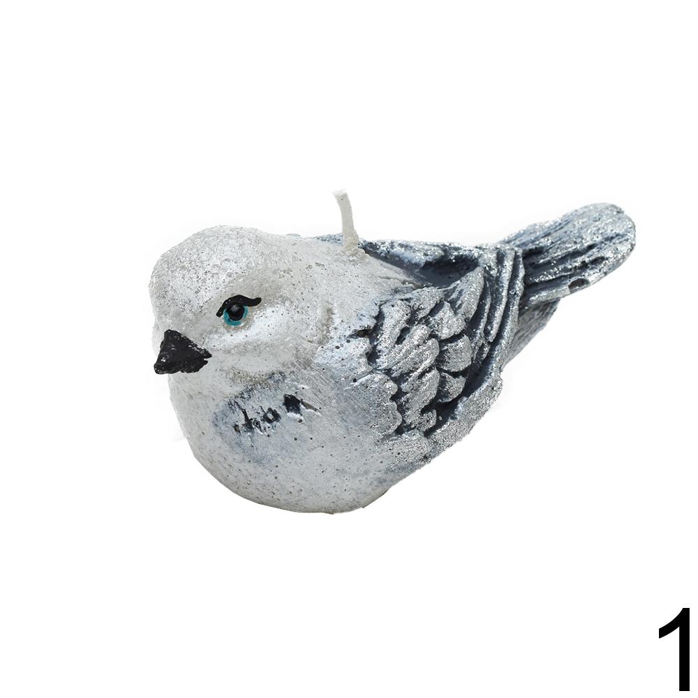 Malá sviečka v tvare vtáčika s dekoratívnym povrchom.