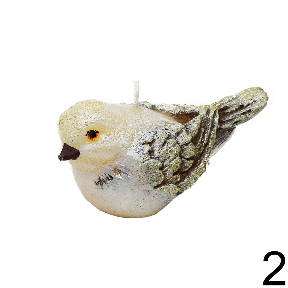 Malá sviečka v tvare vtáčika s dekoratívnym povrchom.