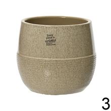 Kvetináče v rôznych farbách a textúrach.