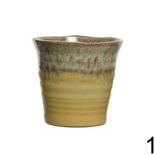 Kvetináče v rôznych farbách a vzoroch.