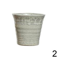 Kvetináče v rôznych farbách a vzoroch.