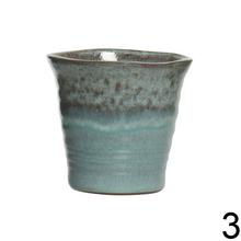 Kvetináče v rôznych farbách a vzoroch.