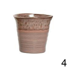 Kvetináče v rôznych farbách a vzoroch.