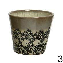 Kvetináče s kvetinovým vzorom v oválnom tvare.