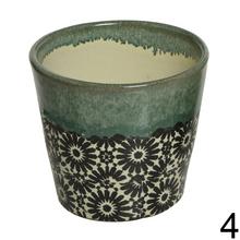 Kvetináče s kvetinovým vzorom v oválnom tvare.