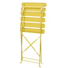 Záhradný stôl a dve stoličky v žltej farbe.