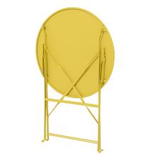 Záhradný stôl a dve stoličky v žltej farbe.