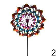 Dve kovové vrtulky vonkajšie s farebným dizajnom.