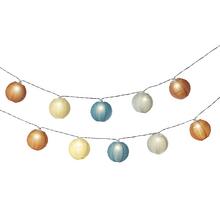 Solárne šnúrové svetielka v rôznych farbách.