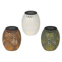 Solárny lampáš v troch farbách s kovovým dizajnom.