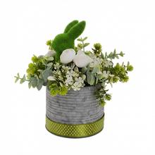 Jarné aranžmá v modrom hrnčeku s žltými tulipánmi a bielymi kvetmi.