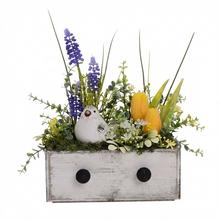 Jarné aranžmá s kvetmi a vajíčkami.